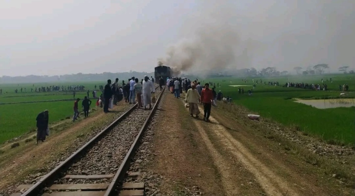 নেত্রকোনায় বলাকা কমিউটার ট্রেনে অগ্নিকাণ্ড, ময়মনসিংহ-জারিয়া রুট বন্ধ